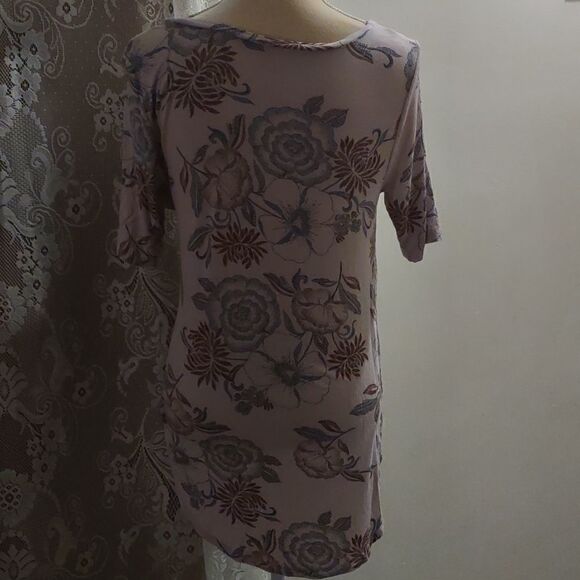 24/7 Women's size S gray brown floral top scoop neck short sleeve longer in back - Picture 4 of 7